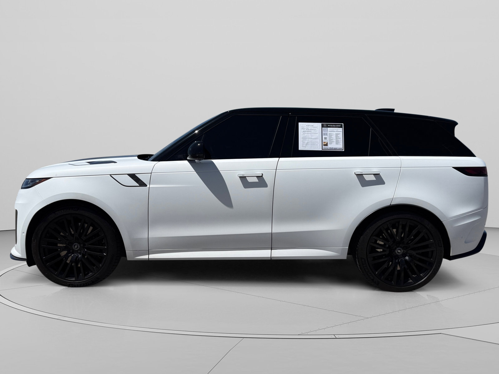 Used 2024 Land Rover Range Rover Sport AWD/4WD image 2