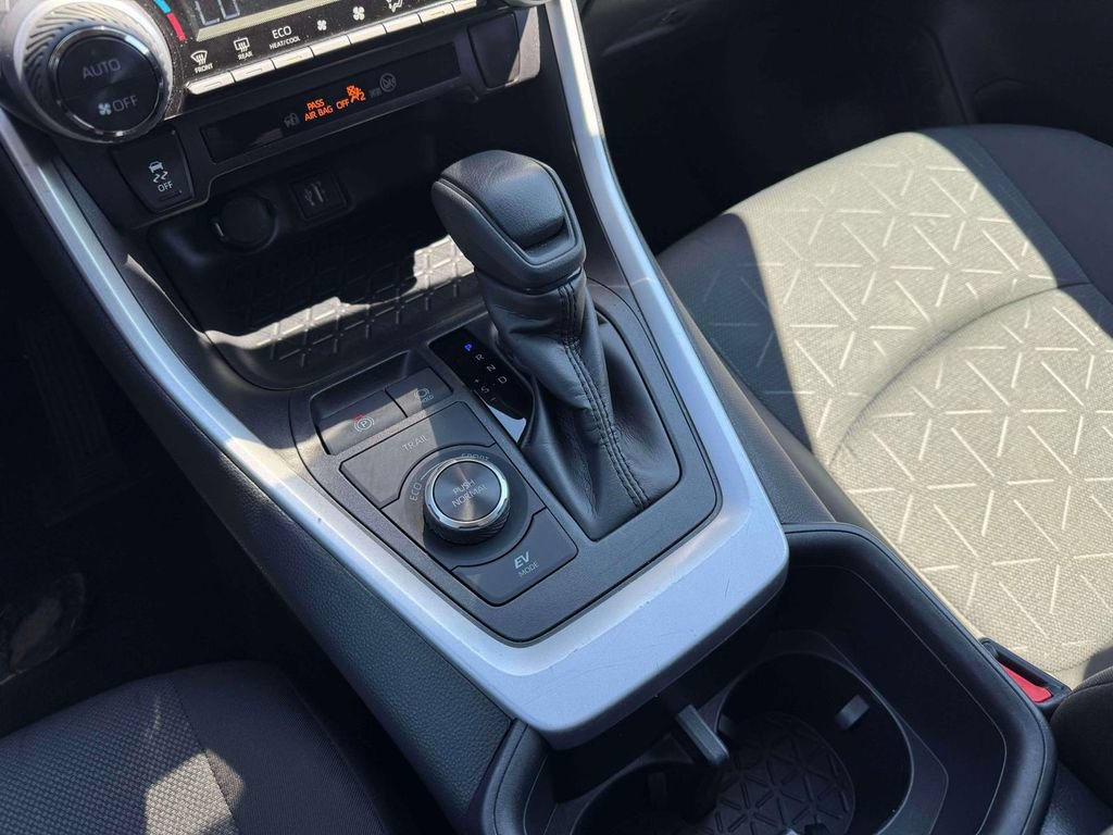 Used 2025 Toyota RAV4 XLE AWD/4WD image 32