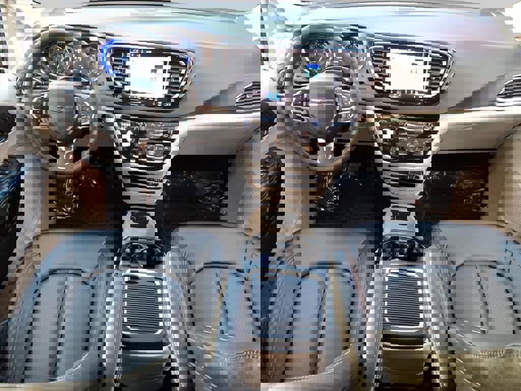 Used 2024 Chrysler Pacifica Touring-L image 9