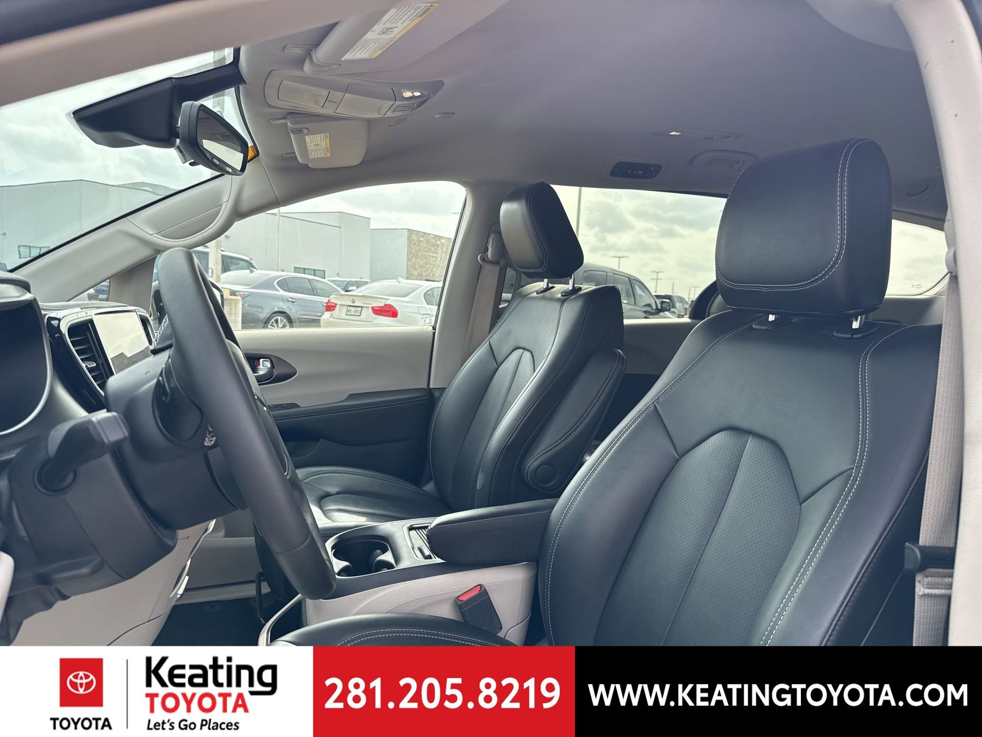 Used 2024 Chrysler Pacifica Select image 16