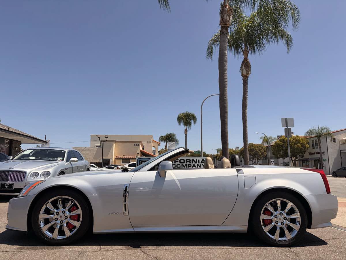 Used 2009 Cadillac XLR RWD image 2