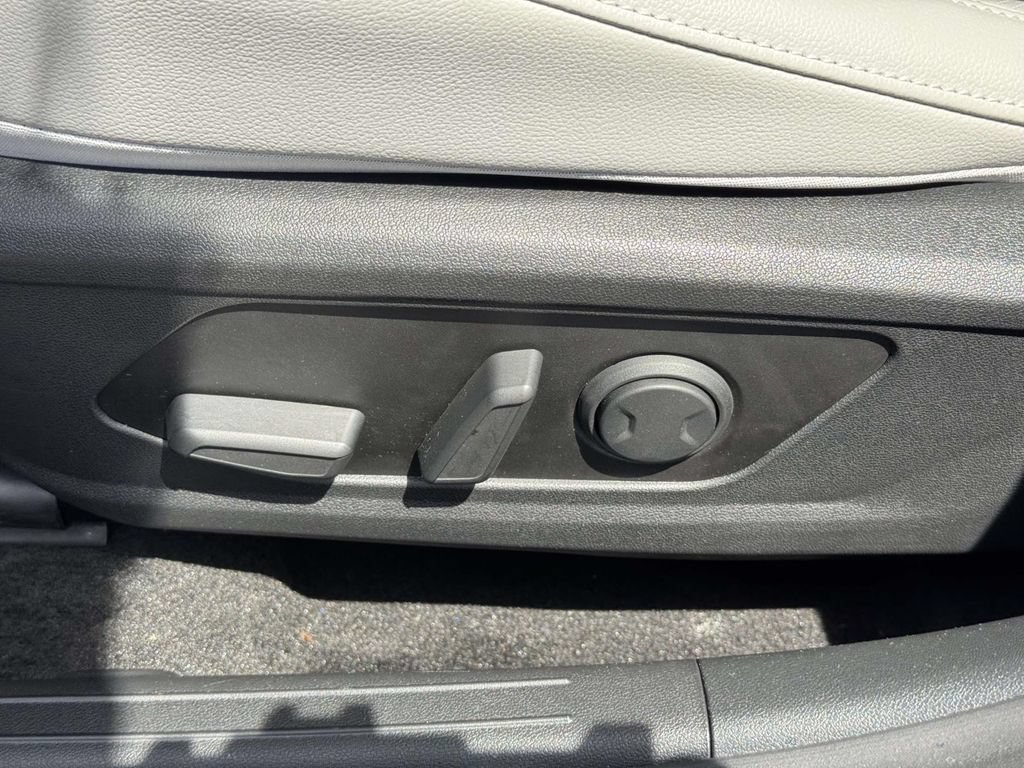 Certified 2025 Hyundai Elantra Limited FWD image 15