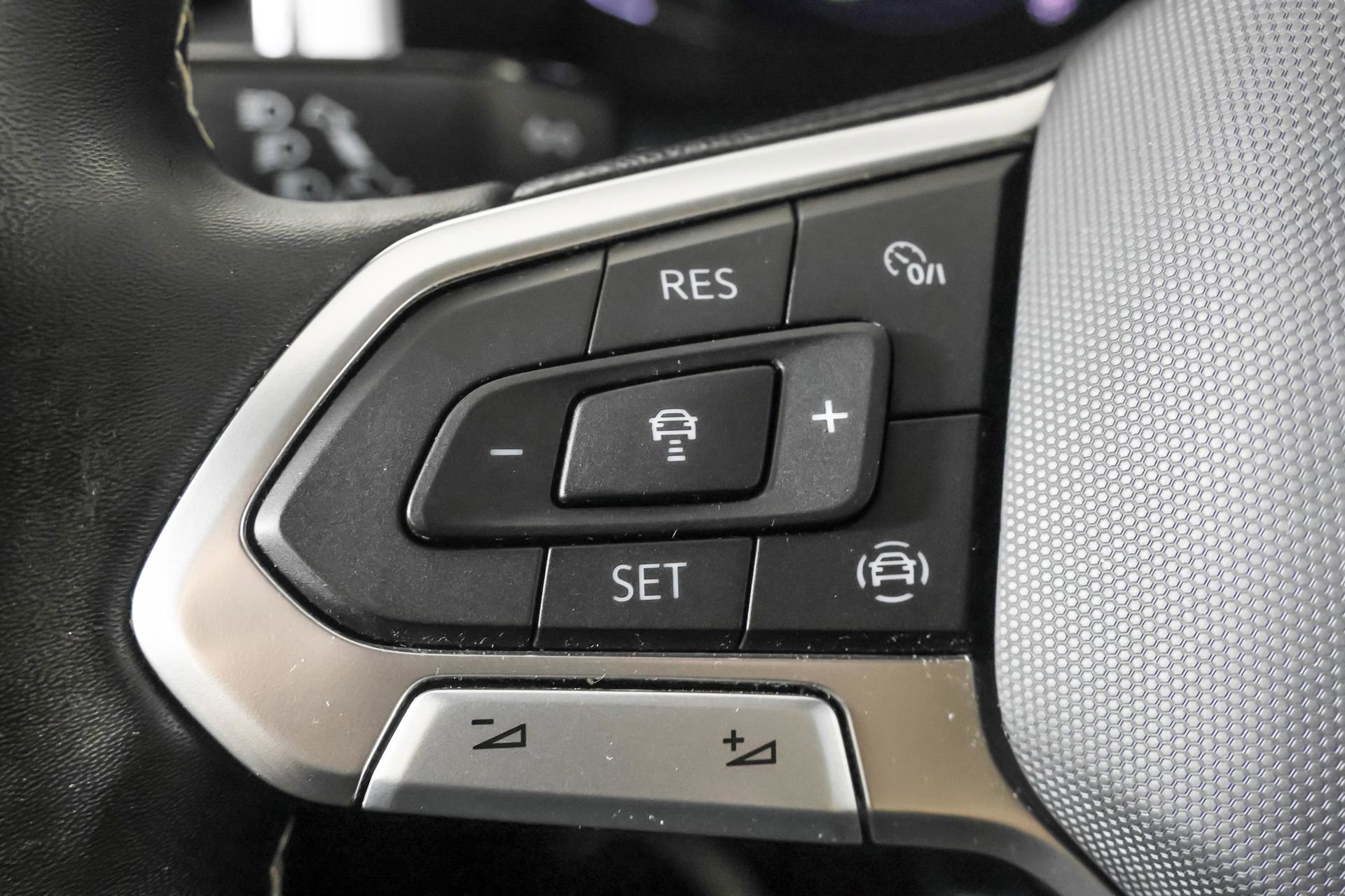 Used 2023 Volkswagen Atlas Cross Sport SE w/ Black Wheel Package AWD/4WD image 26