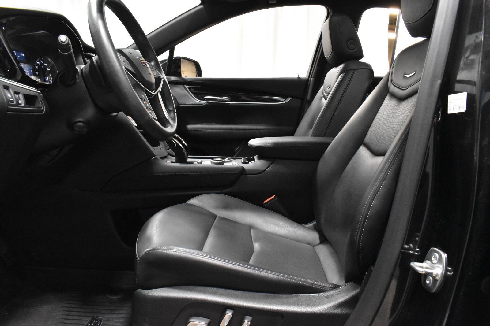 Certified 2025 Cadillac XT5 Premium Luxury w/ LPO, Floor Liner Package image 6
