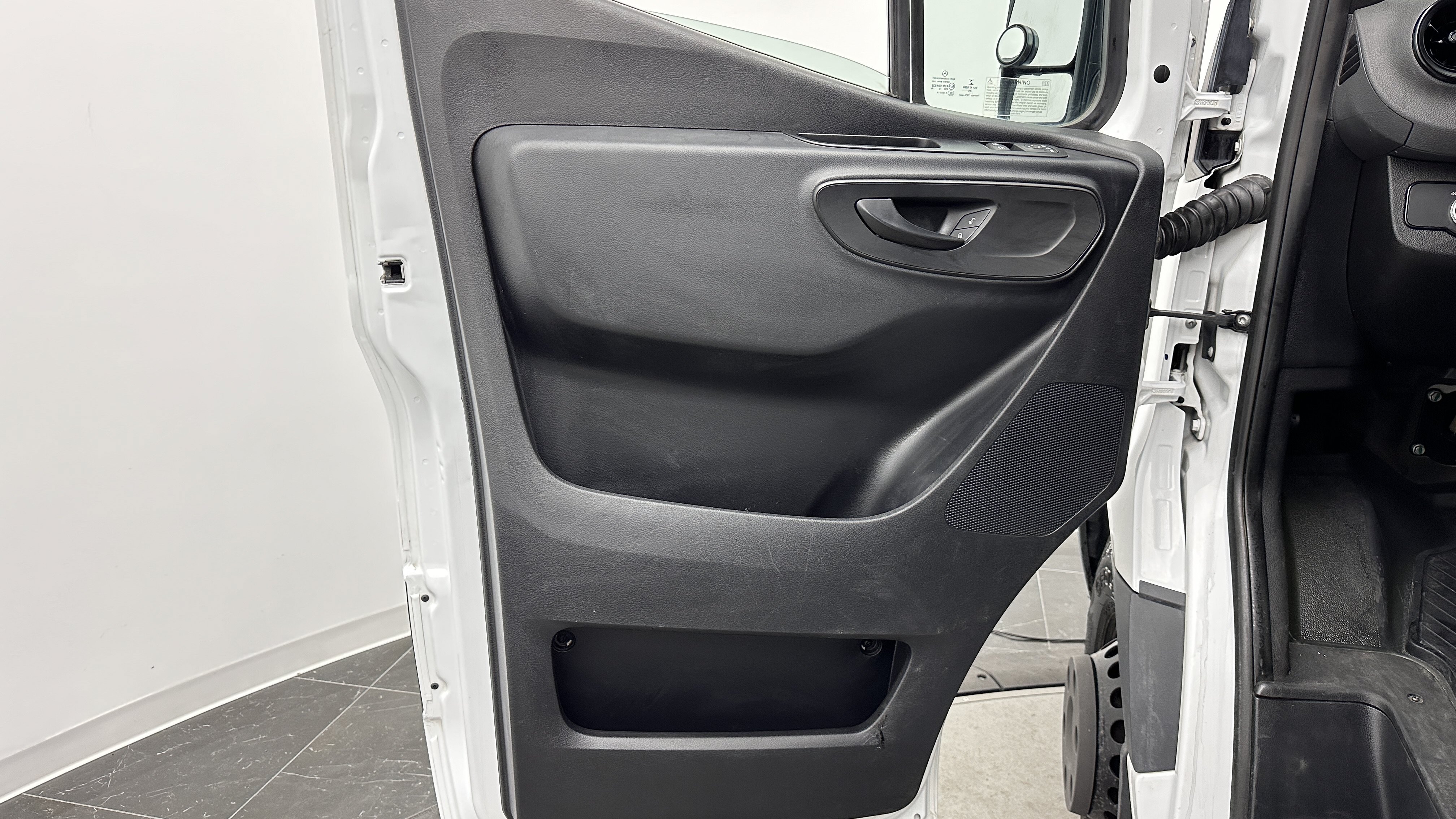 Used 2020 Freightliner Sprinter 3500 RWD image 8