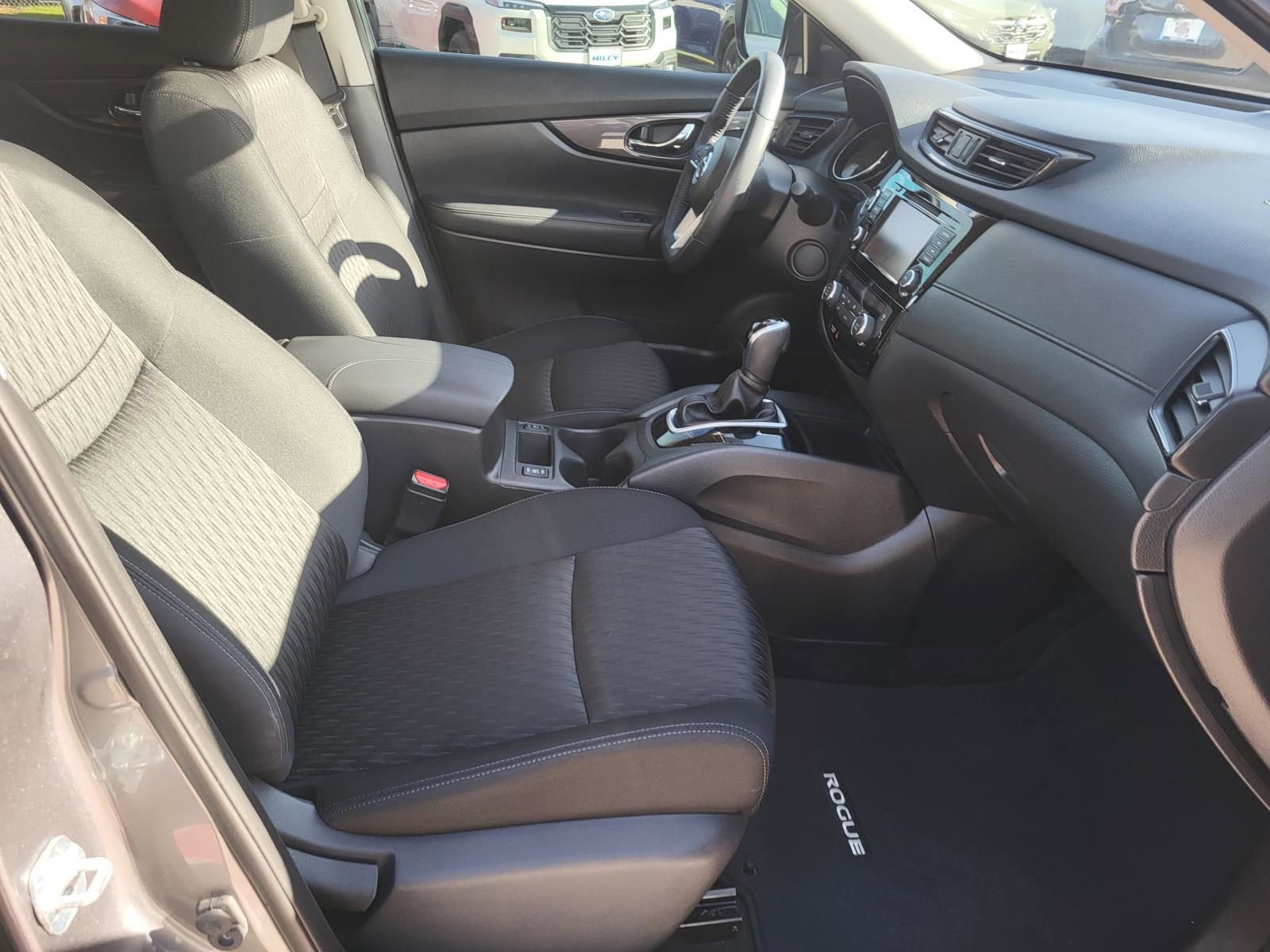 Used 2018 Nissan Rogue SV w/ Premium Package image 10