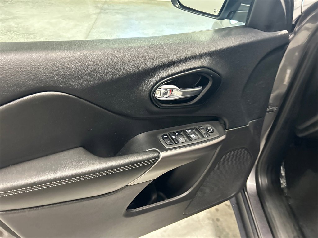 Used 2021 Jeep Cherokee Latitude Lux w/ Comfort/Convenience Group image 14