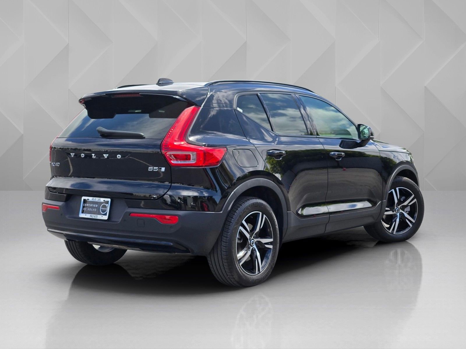 Certified 2023 Volvo XC40 B5 Plus w/ Protection Package Premier AWD/4WD image 6