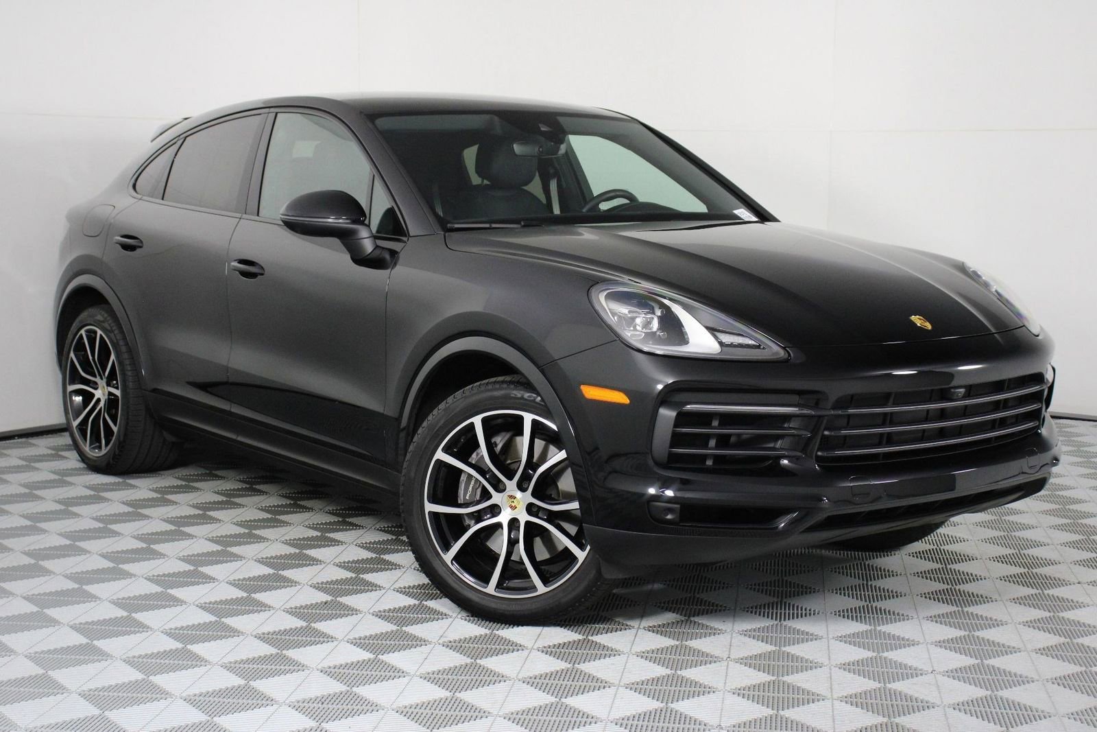 Certified 2023 Porsche Cayenne Platinum Edition image 9