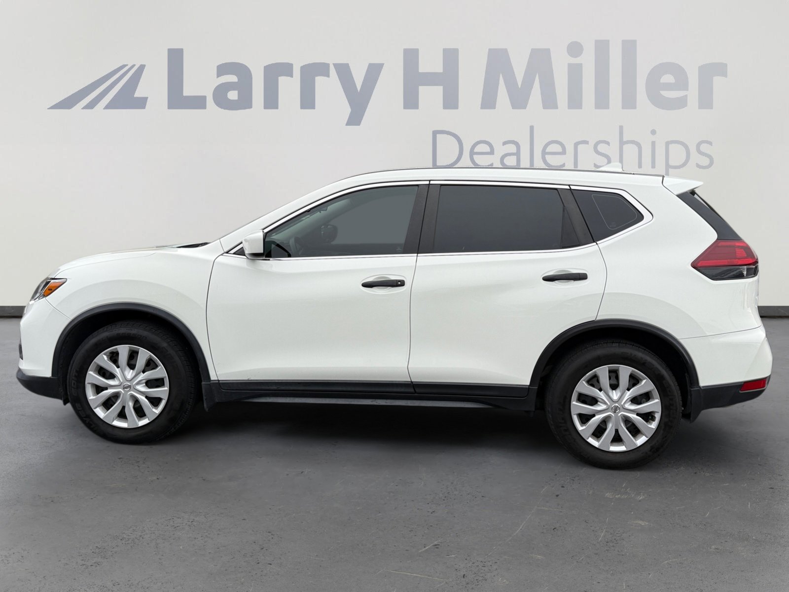 Used 2019 Nissan Rogue S image 2