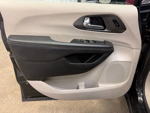 Used 2024 Chrysler Pacifica Touring-L image 14