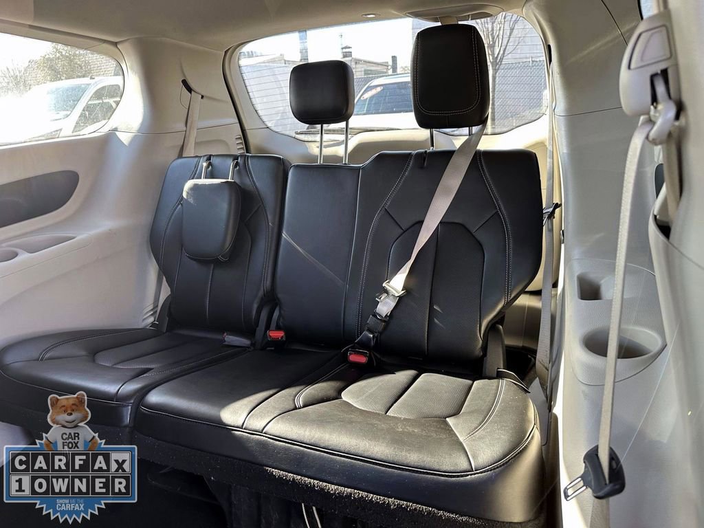 Used 2023 Chrysler Pacifica Touring-L image 14