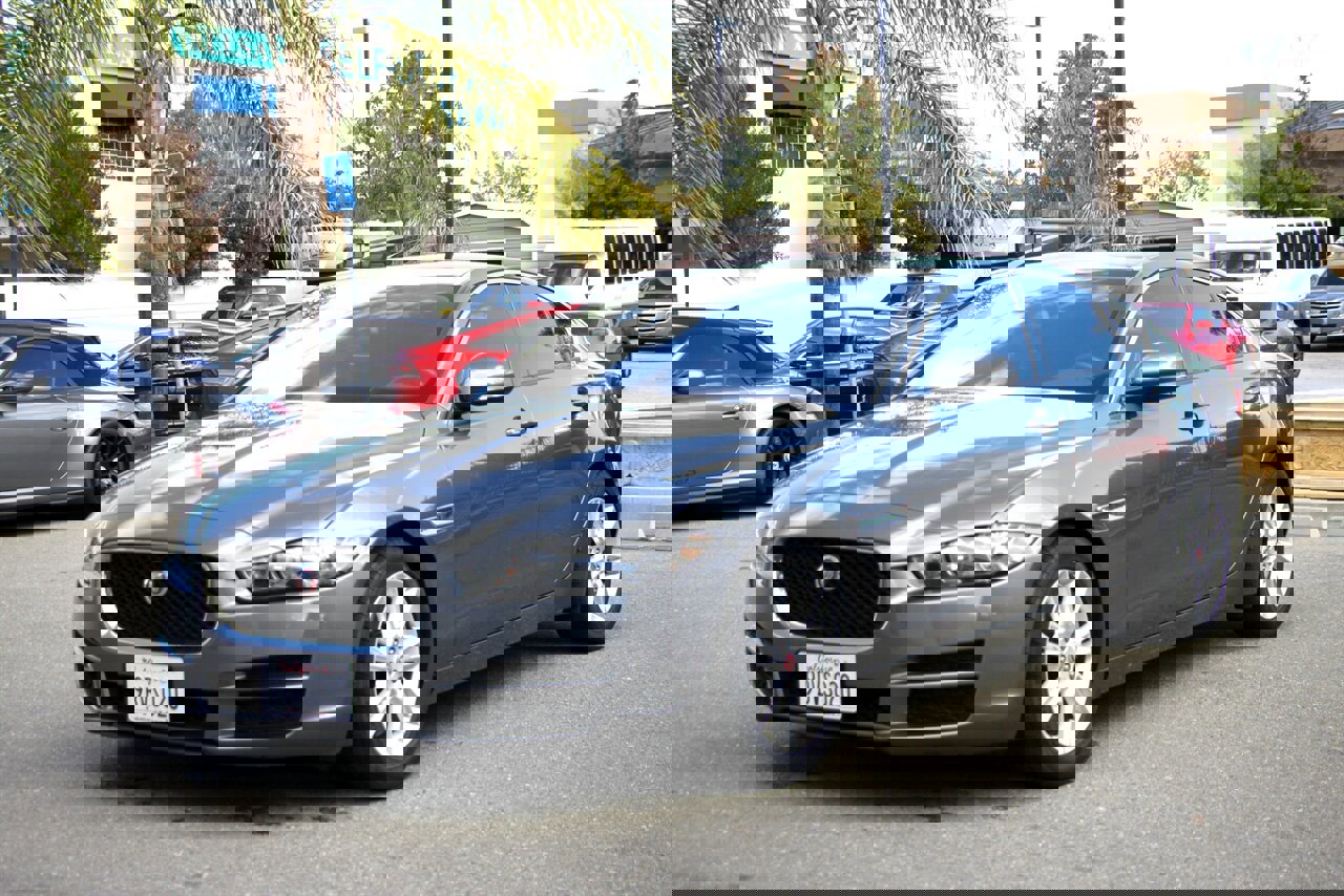 Used 2018 Jaguar XE Premium image 4