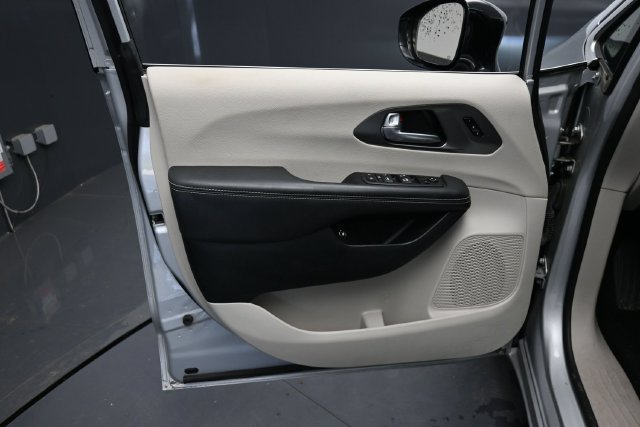 Used 2024 Chrysler Pacifica Limited FWD image 12