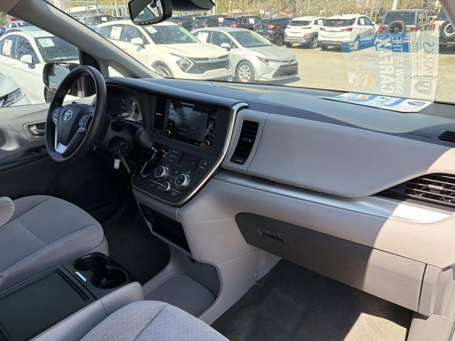Used 2018 Toyota Sienna LE image 17