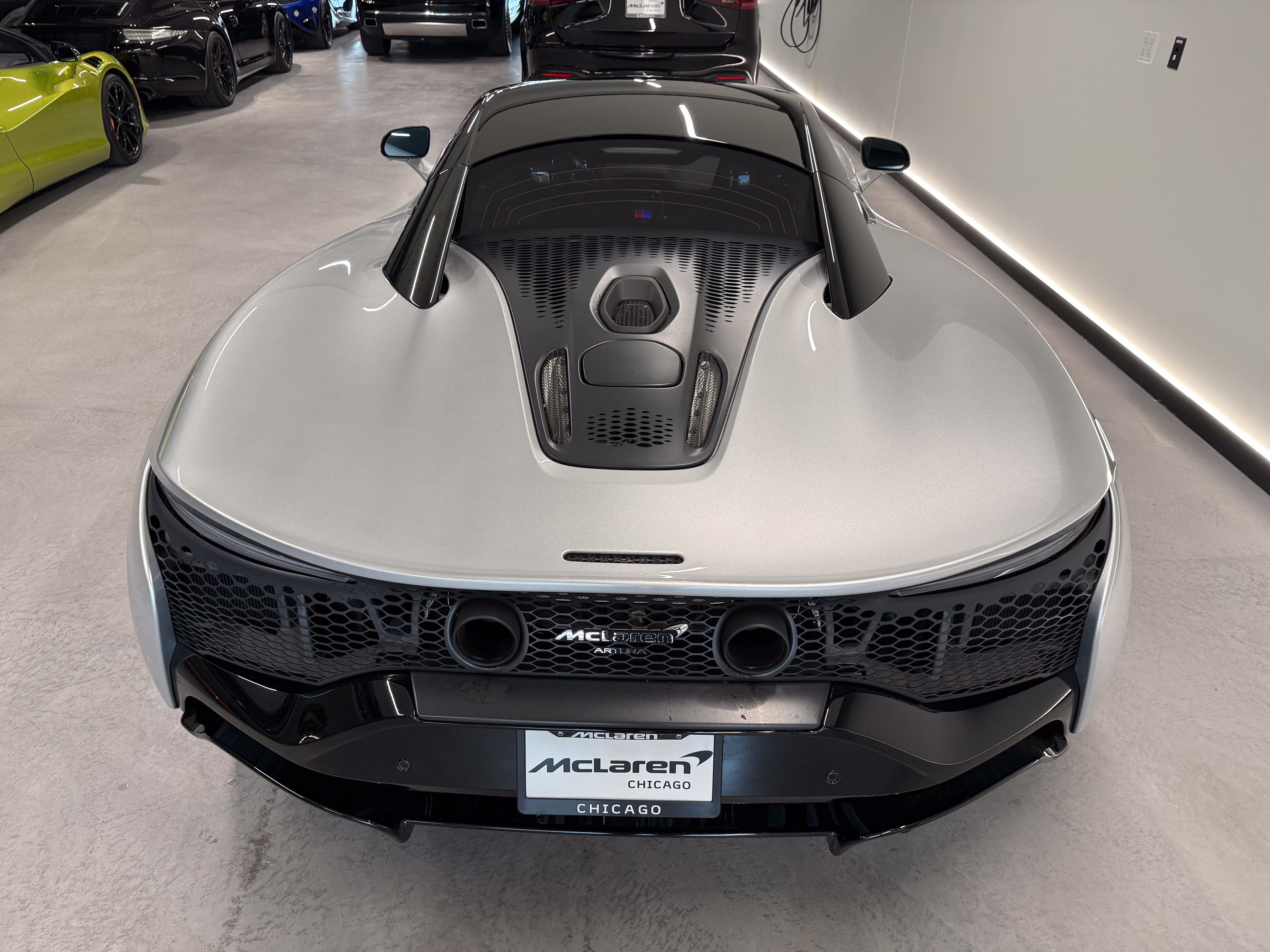 Used 2023 McLaren Artura RWD image 4