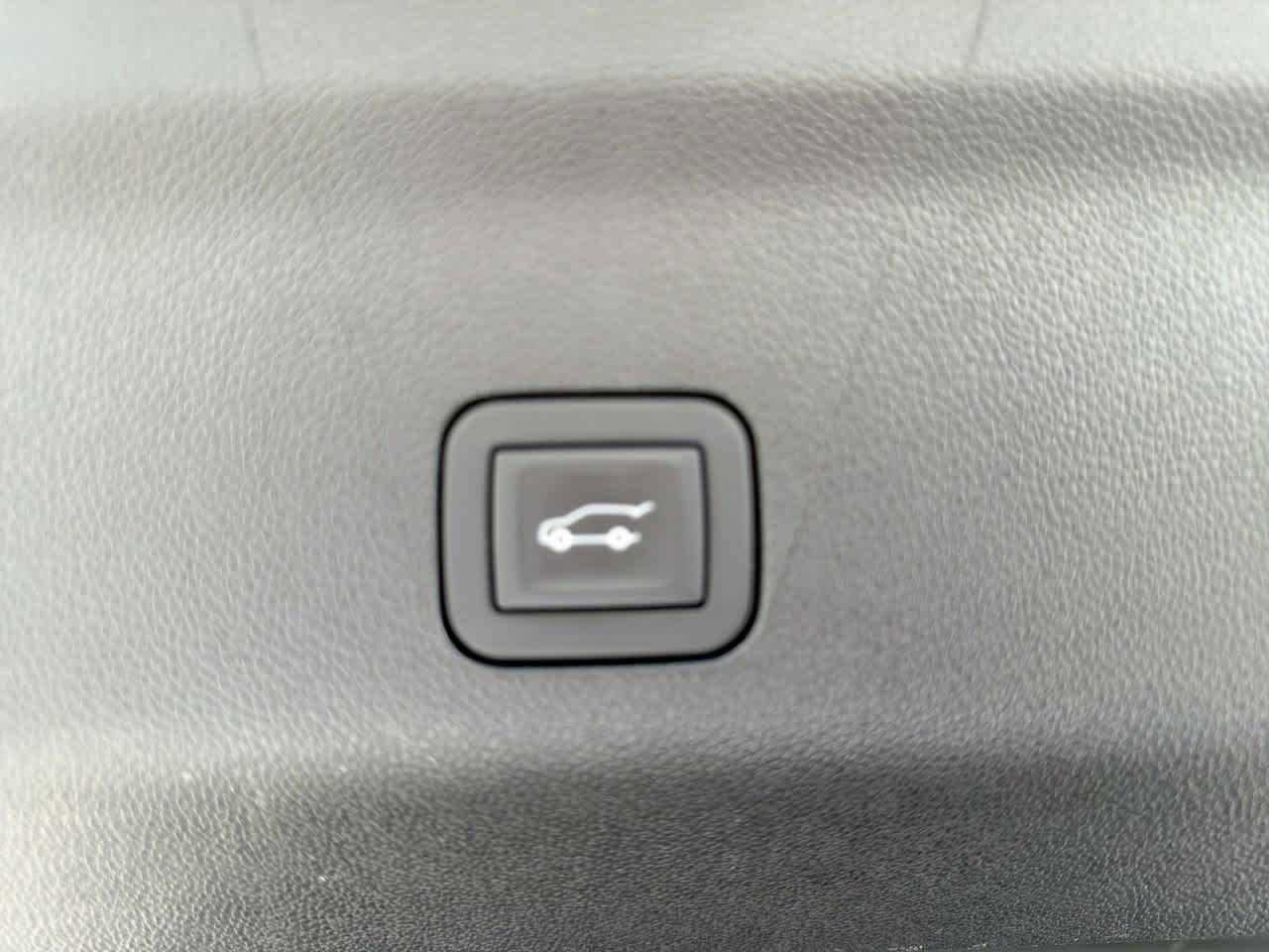 Used 2025 GMC Yukon XL Denali Ultimate image 8