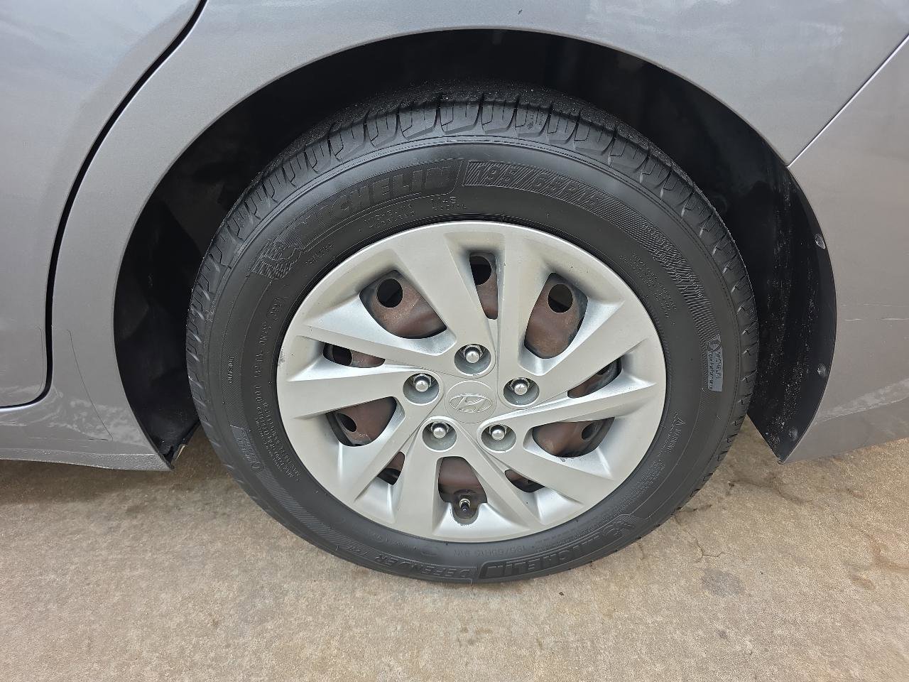 Used 2017 Hyundai Elantra SE image 28