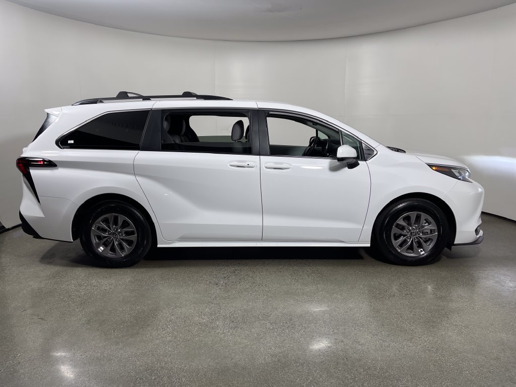 Certified 2026 Toyota Sienna LE FWD image 2