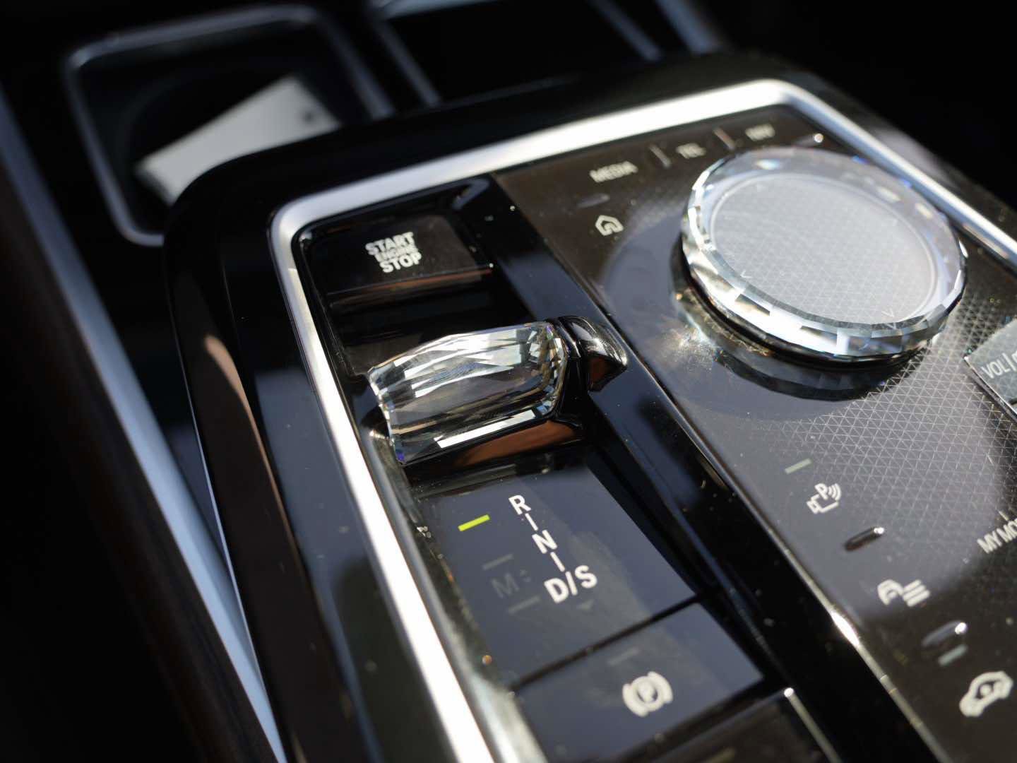 Used 2025 BMW 750e xDrive AWD/4WD image 25