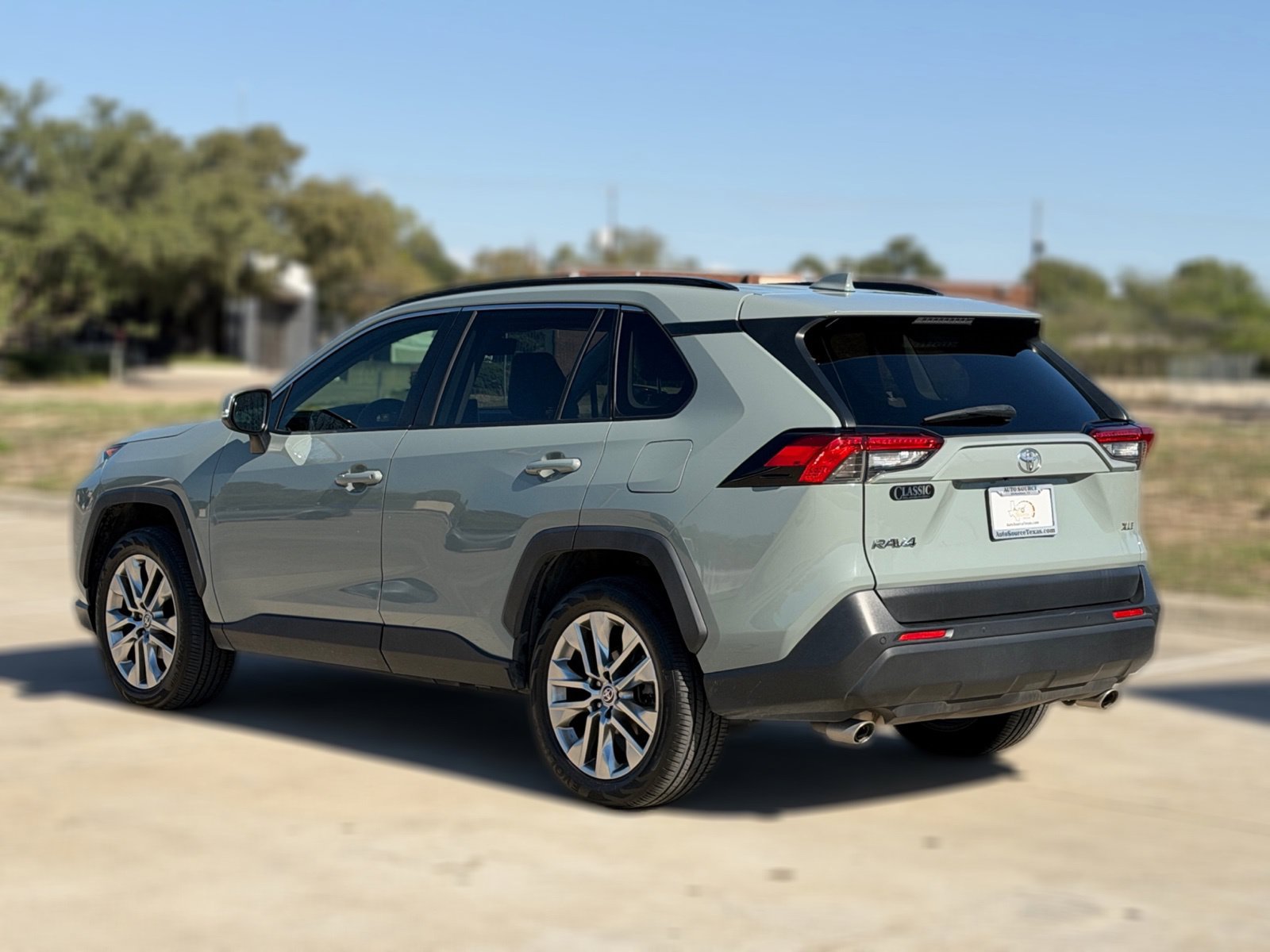 Used 2020 Toyota RAV4 XLE Premium FWD image 7
