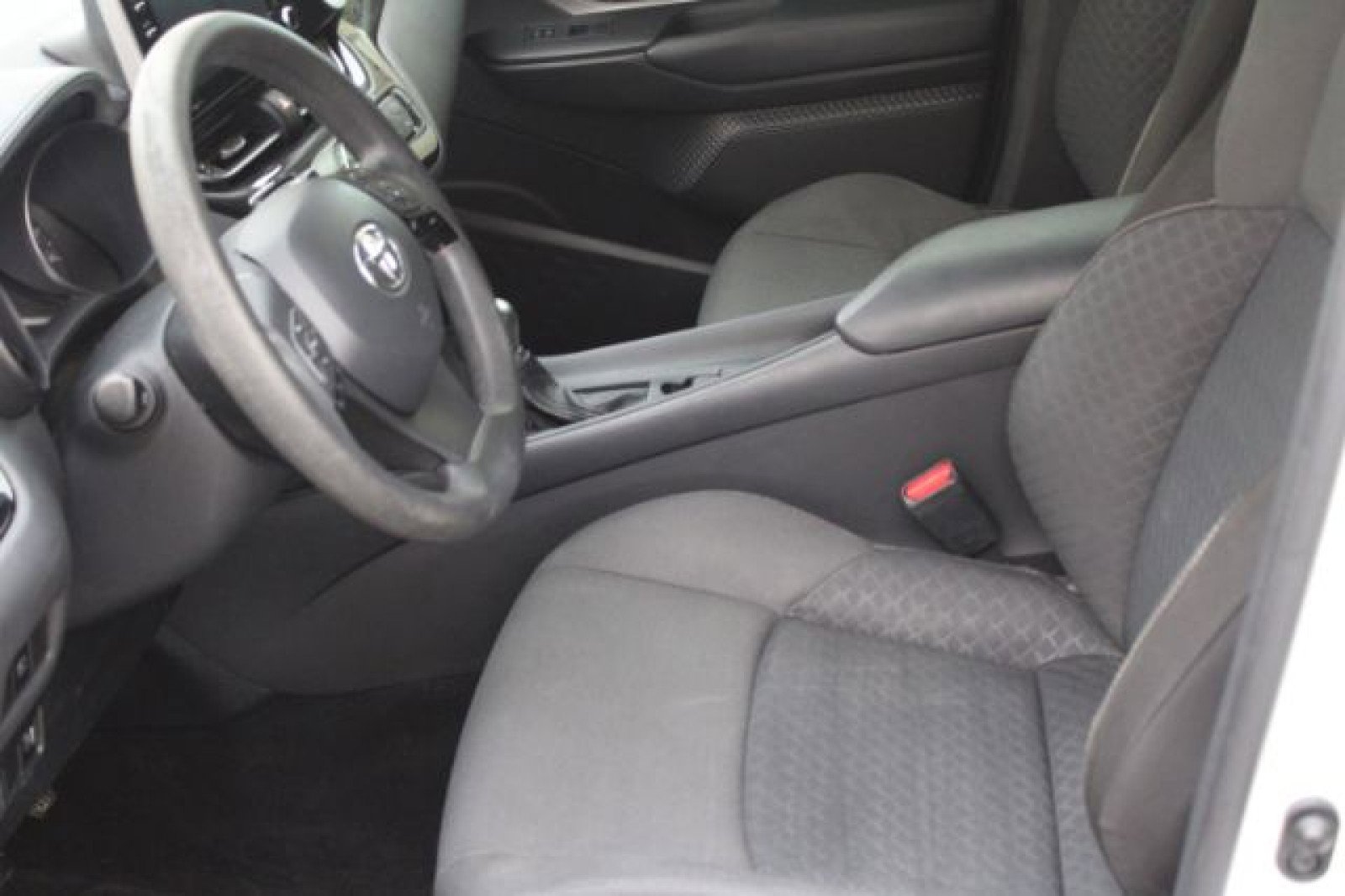 Used 2020 Toyota C-HR LE image 17