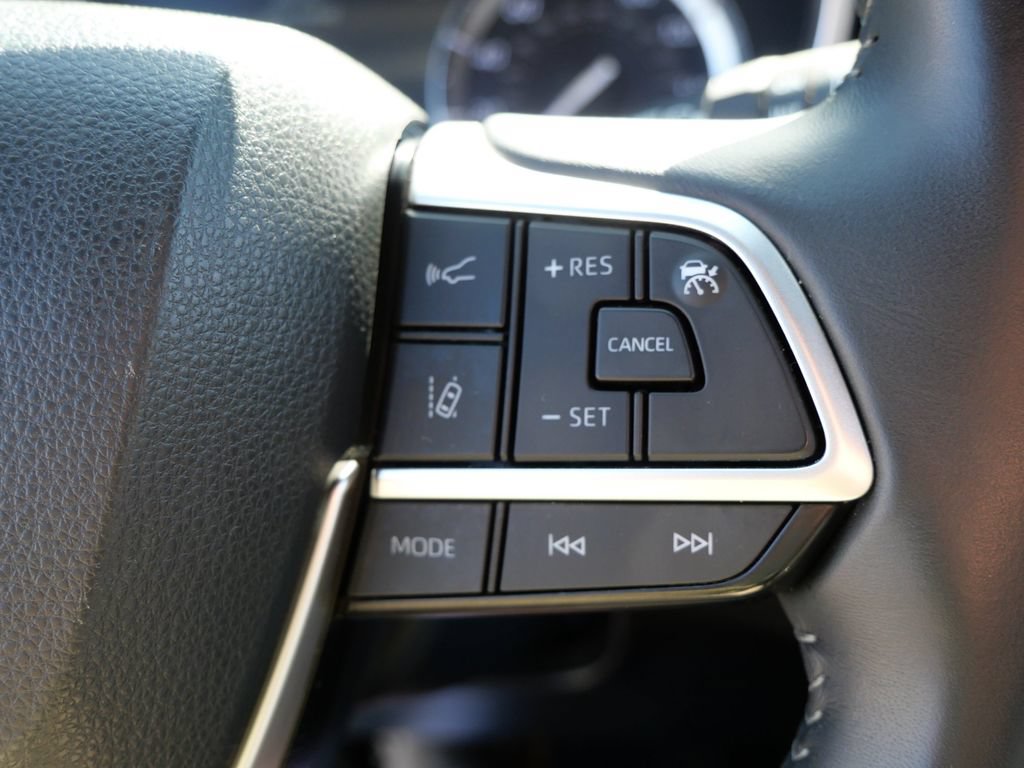 Used 2022 Toyota Highlander XSE AWD/4WD image 25