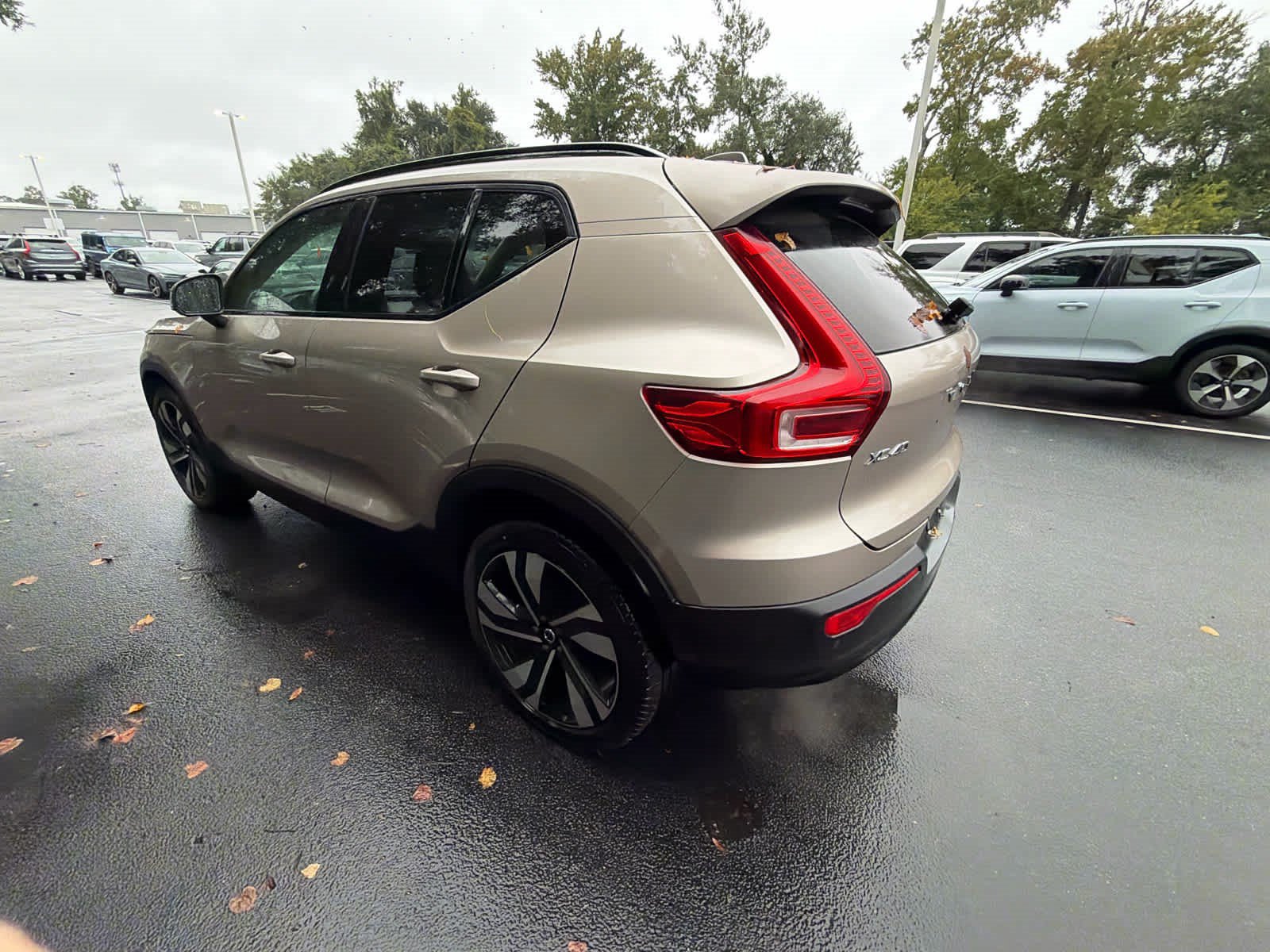 Certified 2024 Volvo XC40 B5 Plus w/ Climate Package AWD/4WD image 12
