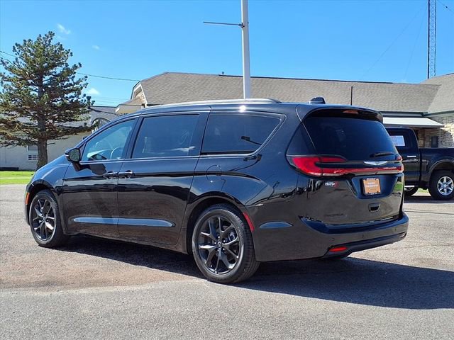 Used 2026 Chrysler Pacifica Limited w/ Uconnect Theater Family Group image 18