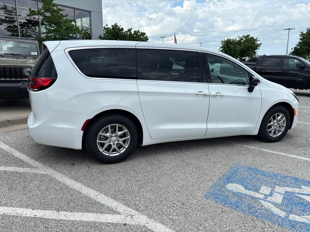 New 2027 Chrysler Pacifica Select FWD image 29