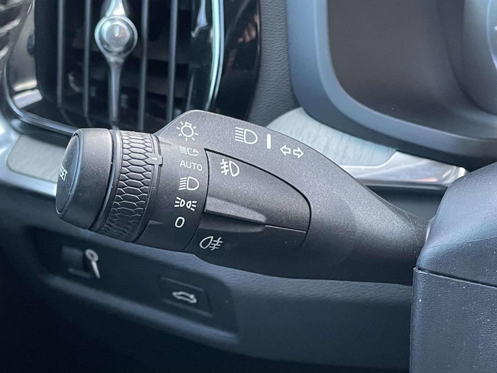 Used 2021 Volvo V60 T5 Cross Country image 12