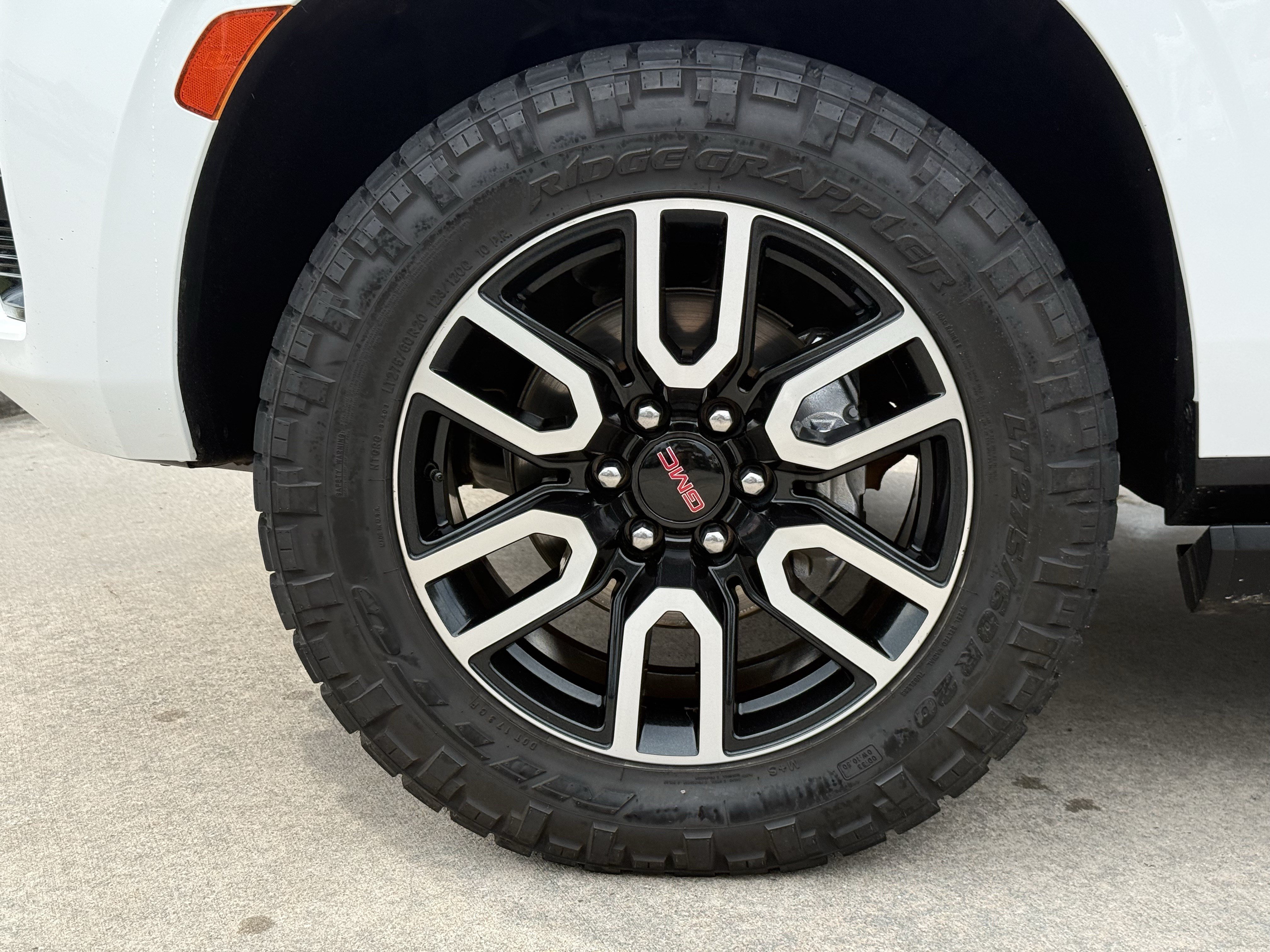 Used 2023 GMC Yukon XL AT4 w/ AT4 Premium Package AWD/4WD image 12