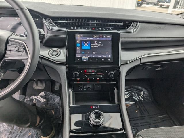 Used 2023 Jeep Grand Cherokee Altitude image 3