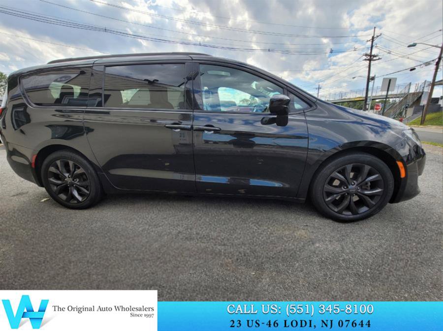 Used 2020 Chrysler Pacifica Touring-L Plus w/ S Appearance Package image 8