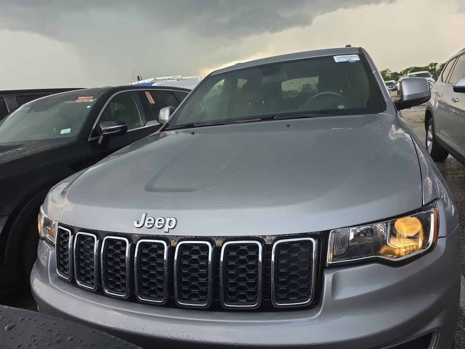Used 2019 Jeep Grand Cherokee Laredo image 2
