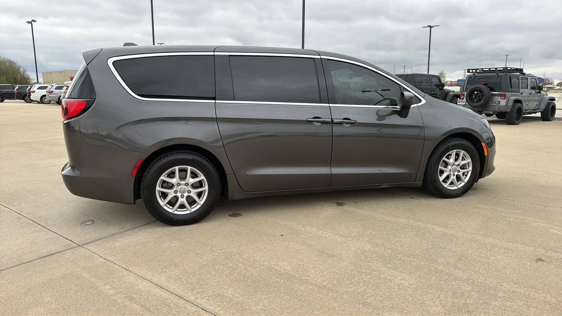 Used 2017 Chrysler Pacifica Touring image 22