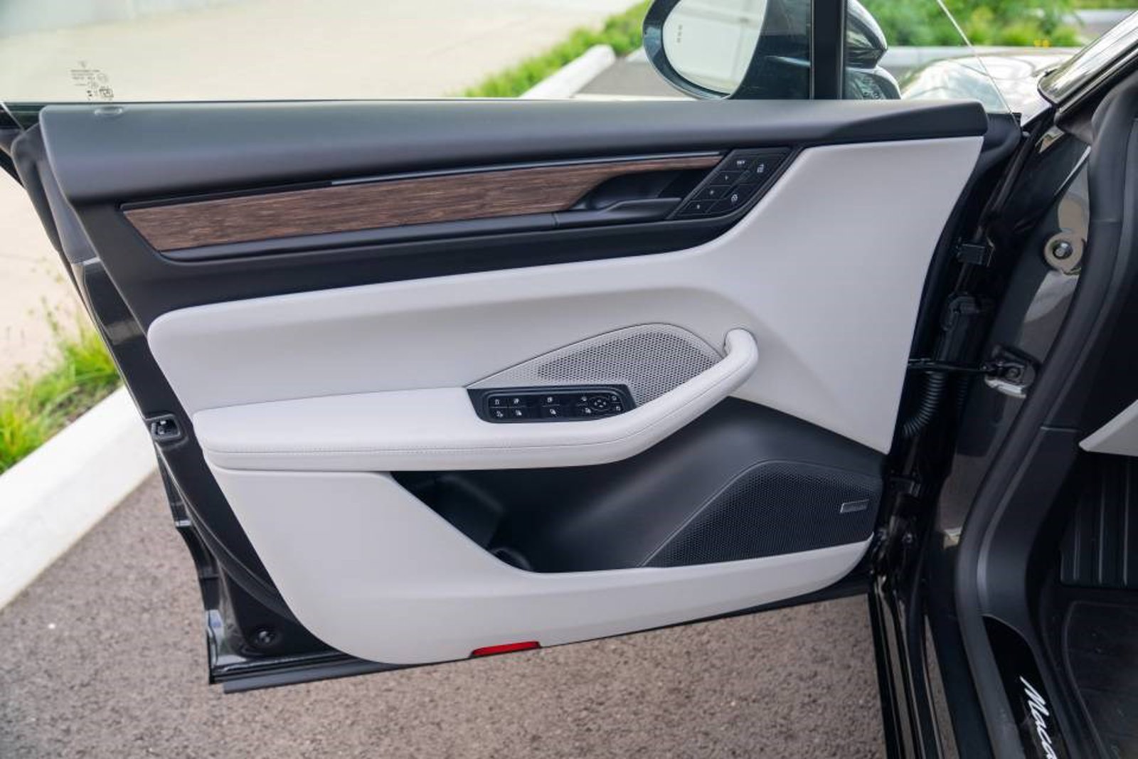 New 2026 Porsche Macan Turbo Electric AWD/4WD image 11