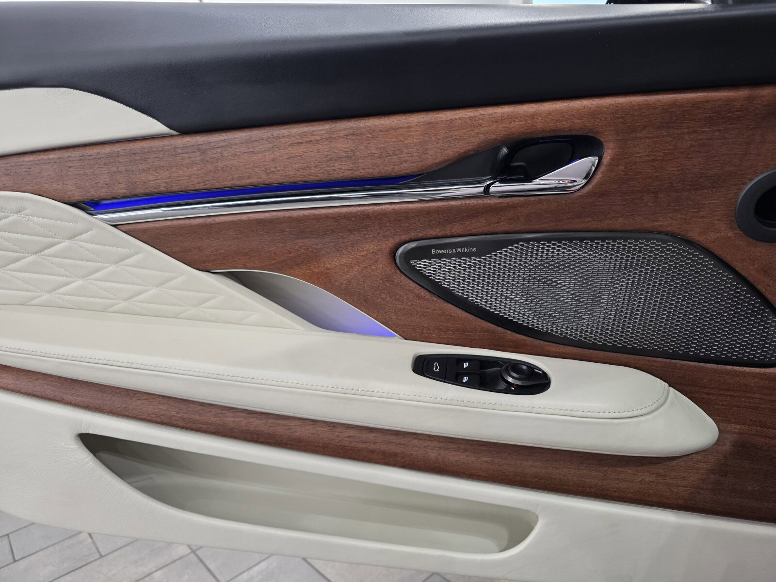 Used 2024 Aston Martin DB12 Volante image 16