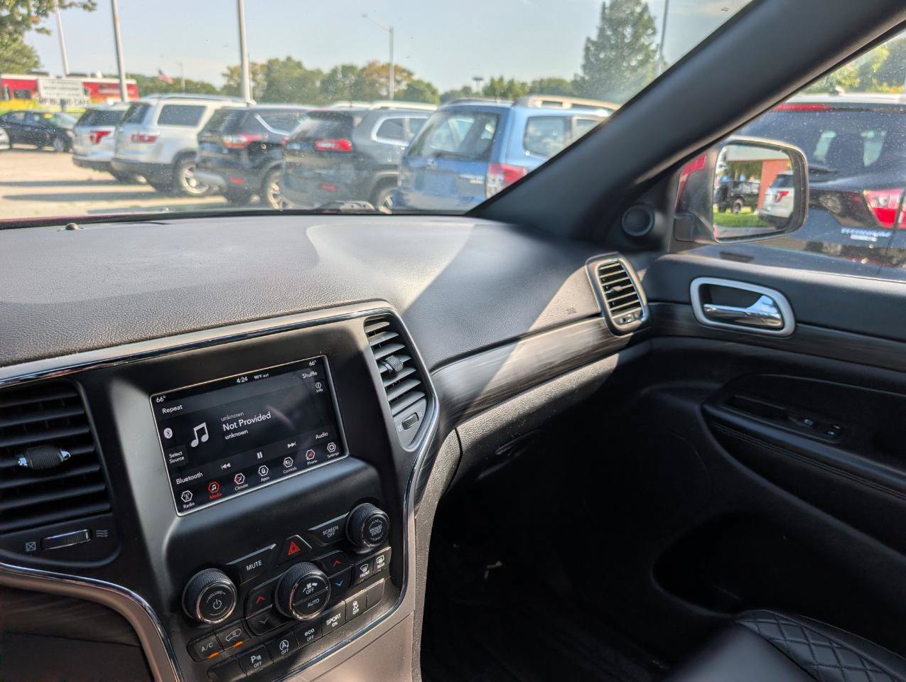 Used 2021 Jeep Grand Cherokee Laredo AWD/4WD image 34