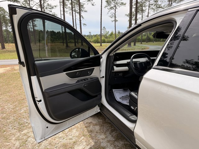 Used 2025 Lincoln Nautilus Reserve image 12