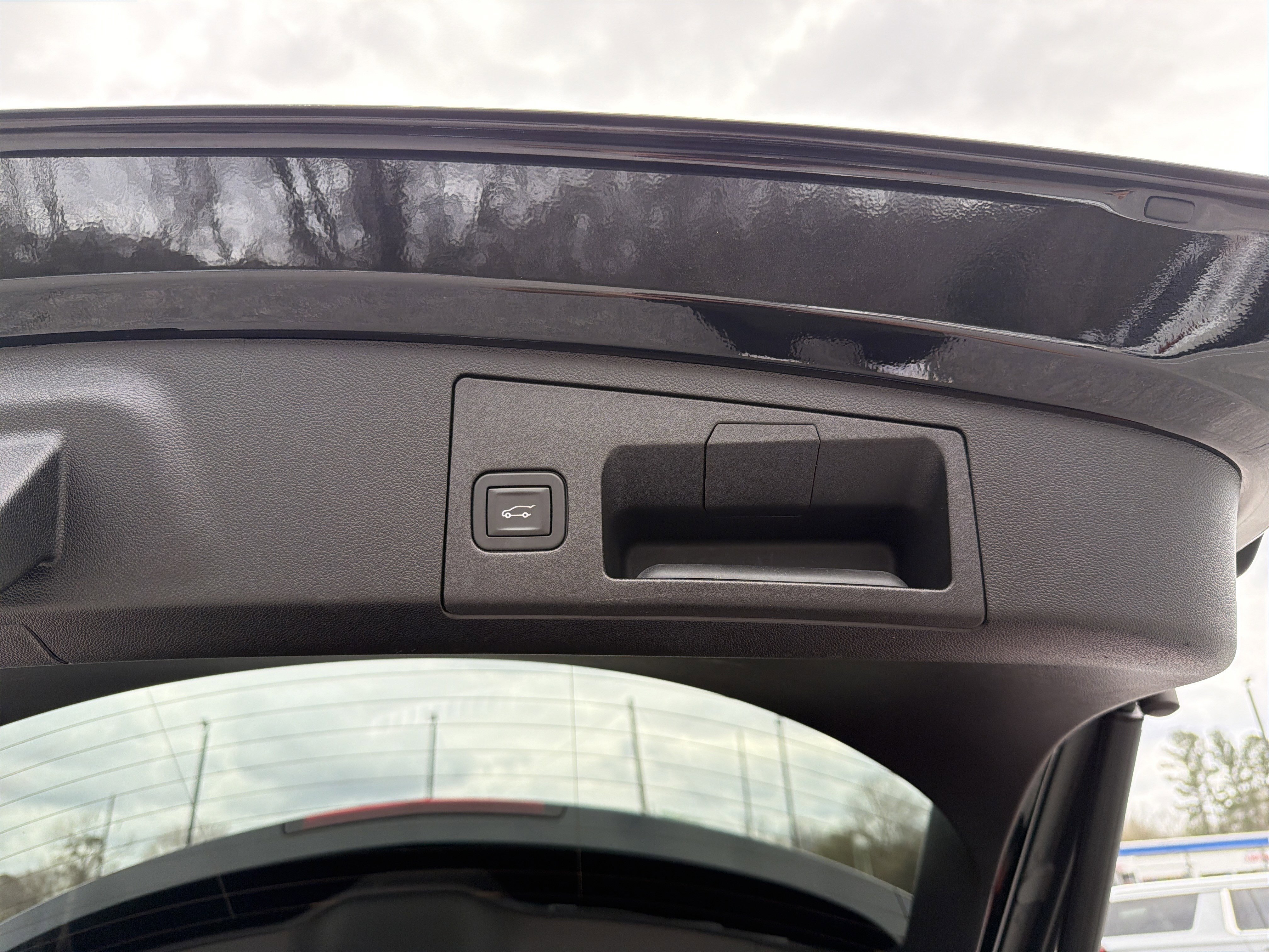 Used 2019 Cadillac XT4 Premium Luxury w/ Cold Weather Package image 22