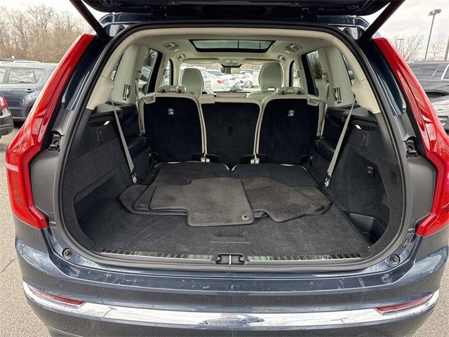 Used 2023 Volvo XC90 B6 Plus image 12