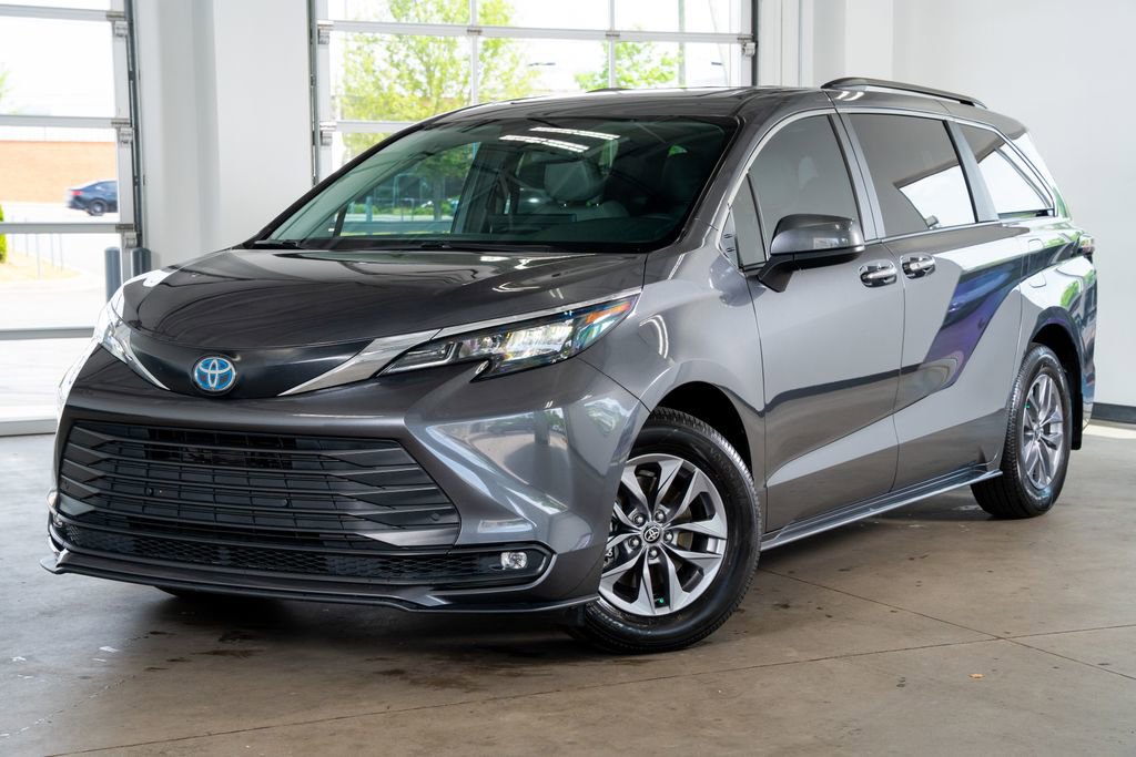 Used 2025 Toyota Sienna XLE image 2