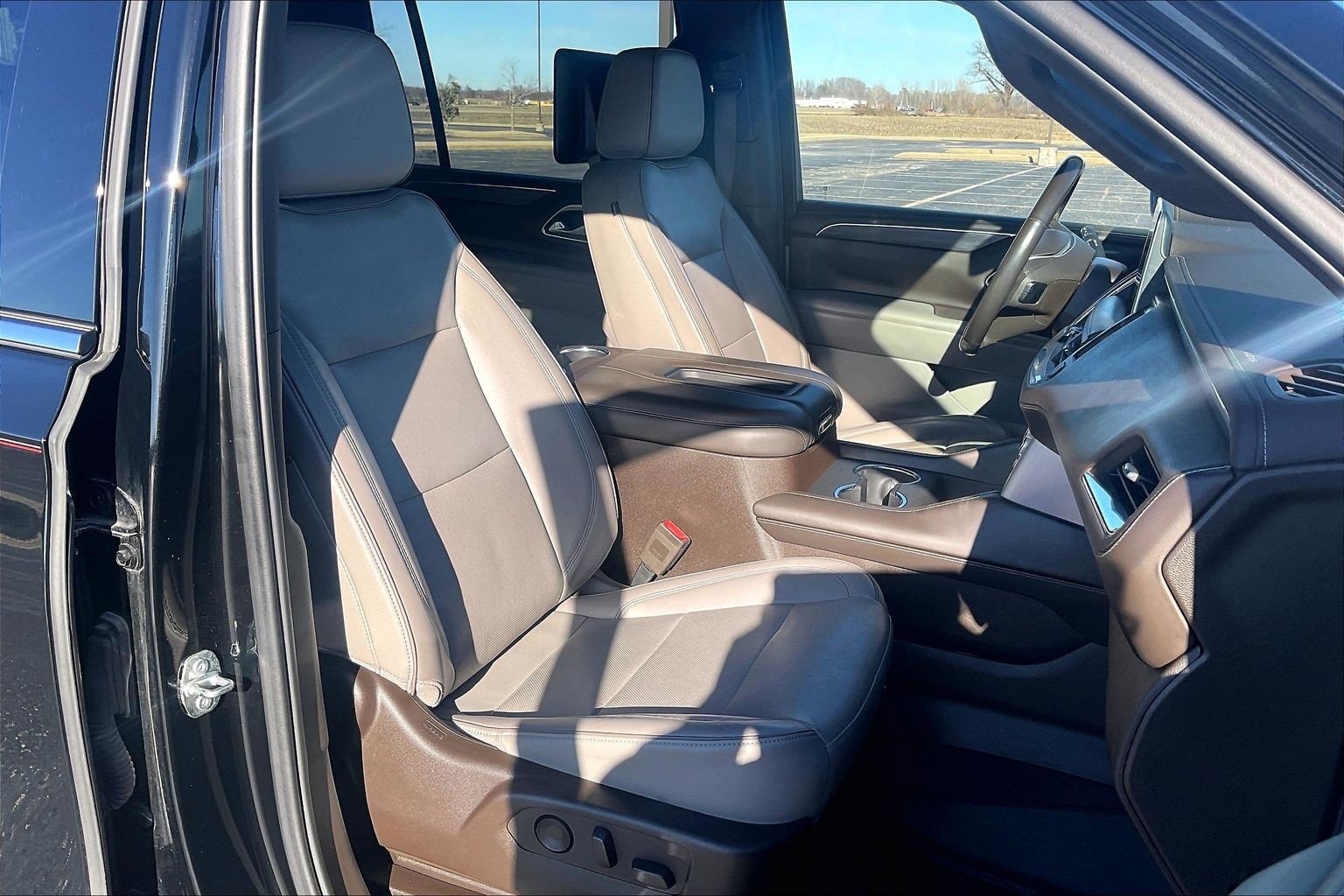 Used 2021 GMC Yukon XL SLT w/ Rear Media and Nav Package image 8