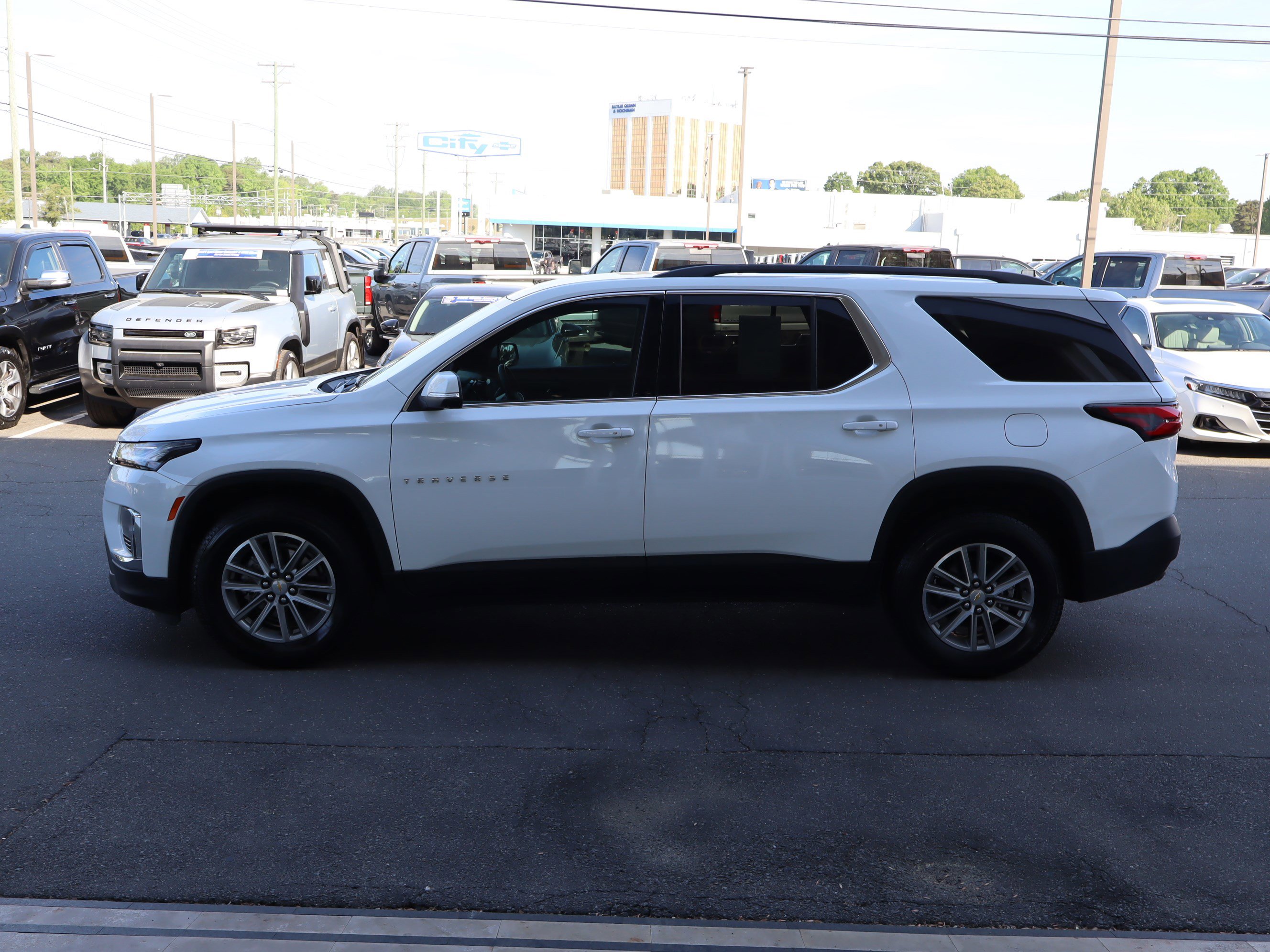 Used 2023 Chevrolet Traverse LT FWD image 7
