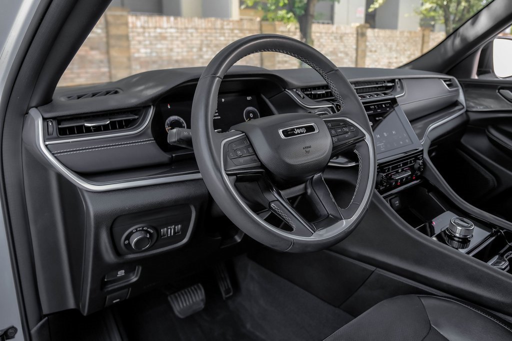 Used 2023 Jeep Grand Cherokee L Laredo image 25