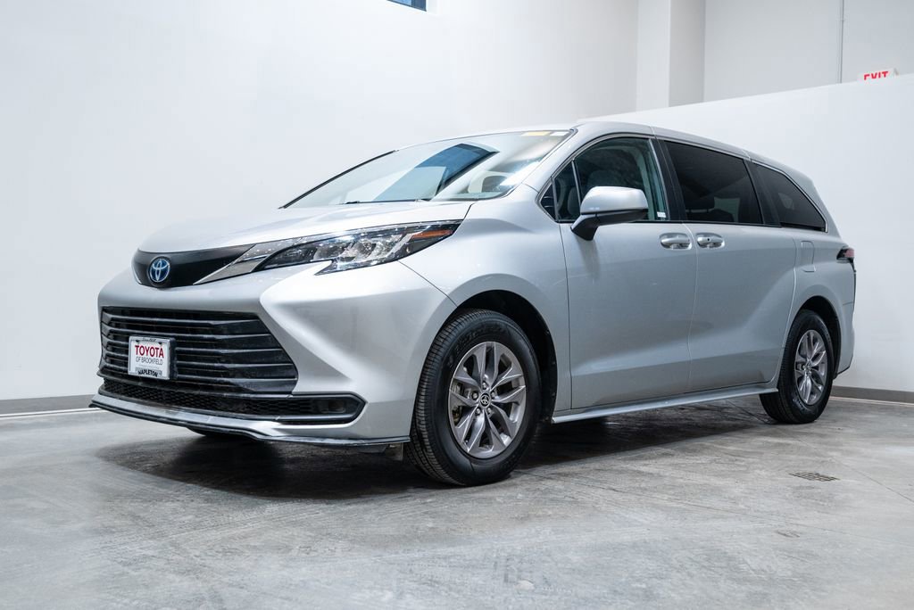 Certified 2023 Toyota Sienna LE image 3