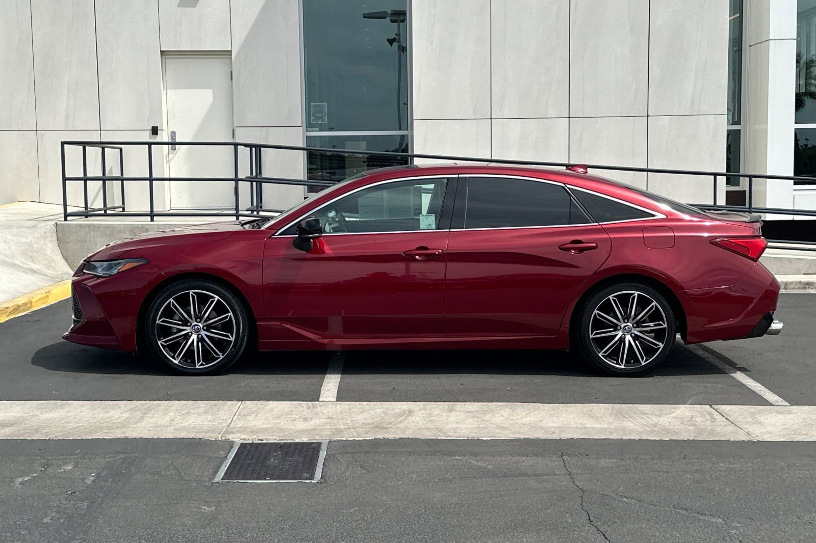 Used 2019 Toyota Avalon Touring w/ Advanced Safety Package image 6
