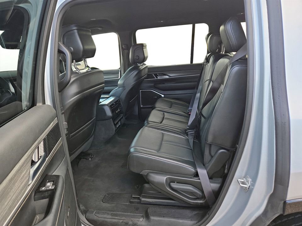 Used 2024 Jeep Wagoneer Series III w/ Flexible Seating Group image 30