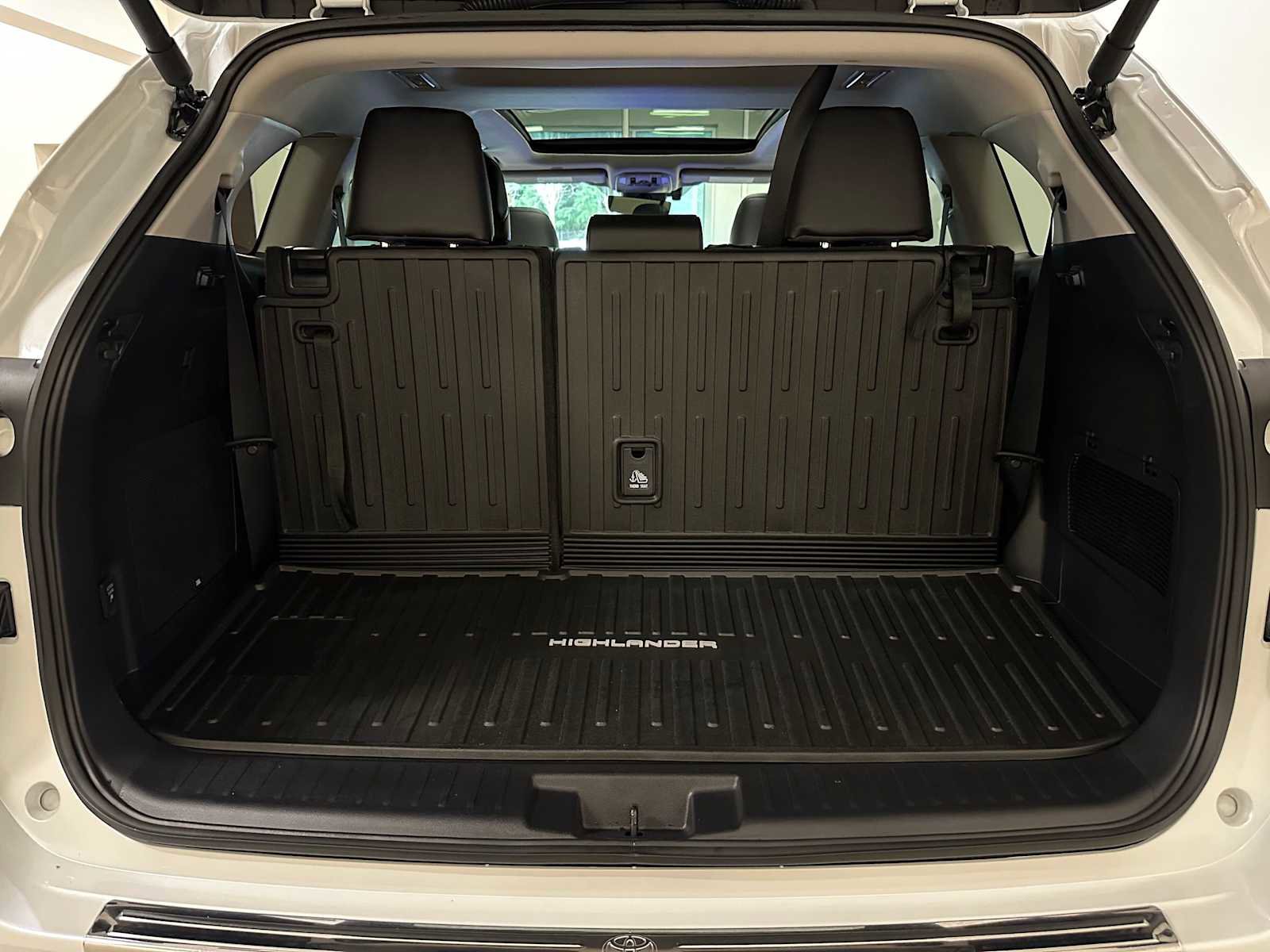 Certified 2025 Toyota Highlander Platinum image 31